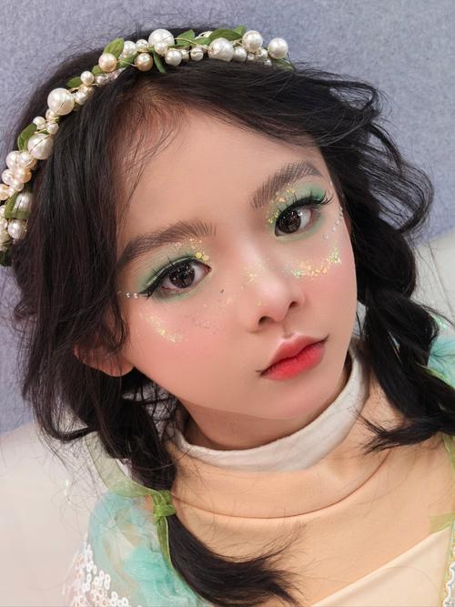 小女孩表演化妆教程_色彩活泼显童真，安全靓丽展自信