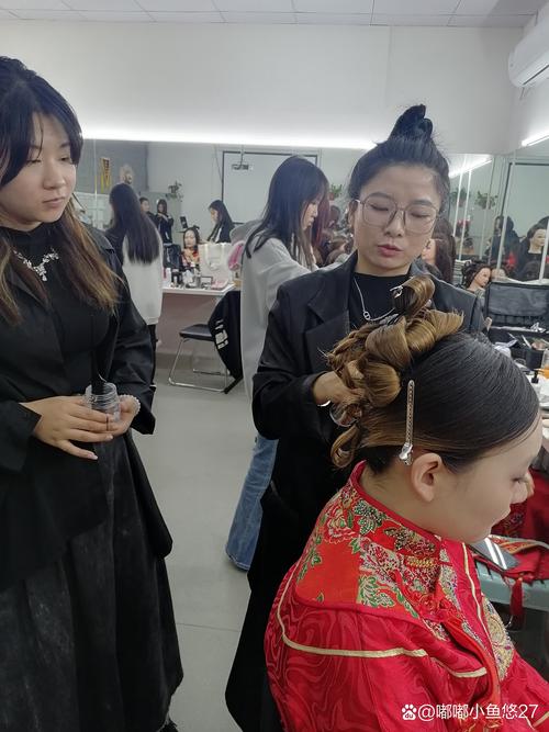 一次性发型和化妆去哪里做_选化妆发型，影楼服务多样，丰俭由人