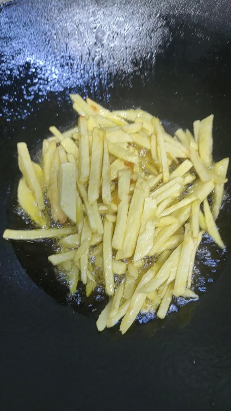 炸薯条最简单三个步骤_选材油炸调味全攻略