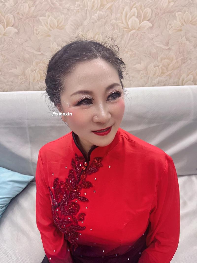 扮演老太太怎么化妆_模拟松弛下垂，日常用品打造真实岁月感