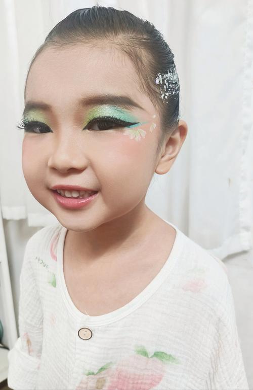 我的美丽时光化妆很简单_底妆肤色匹配，眼唇细节打造美丽妆容