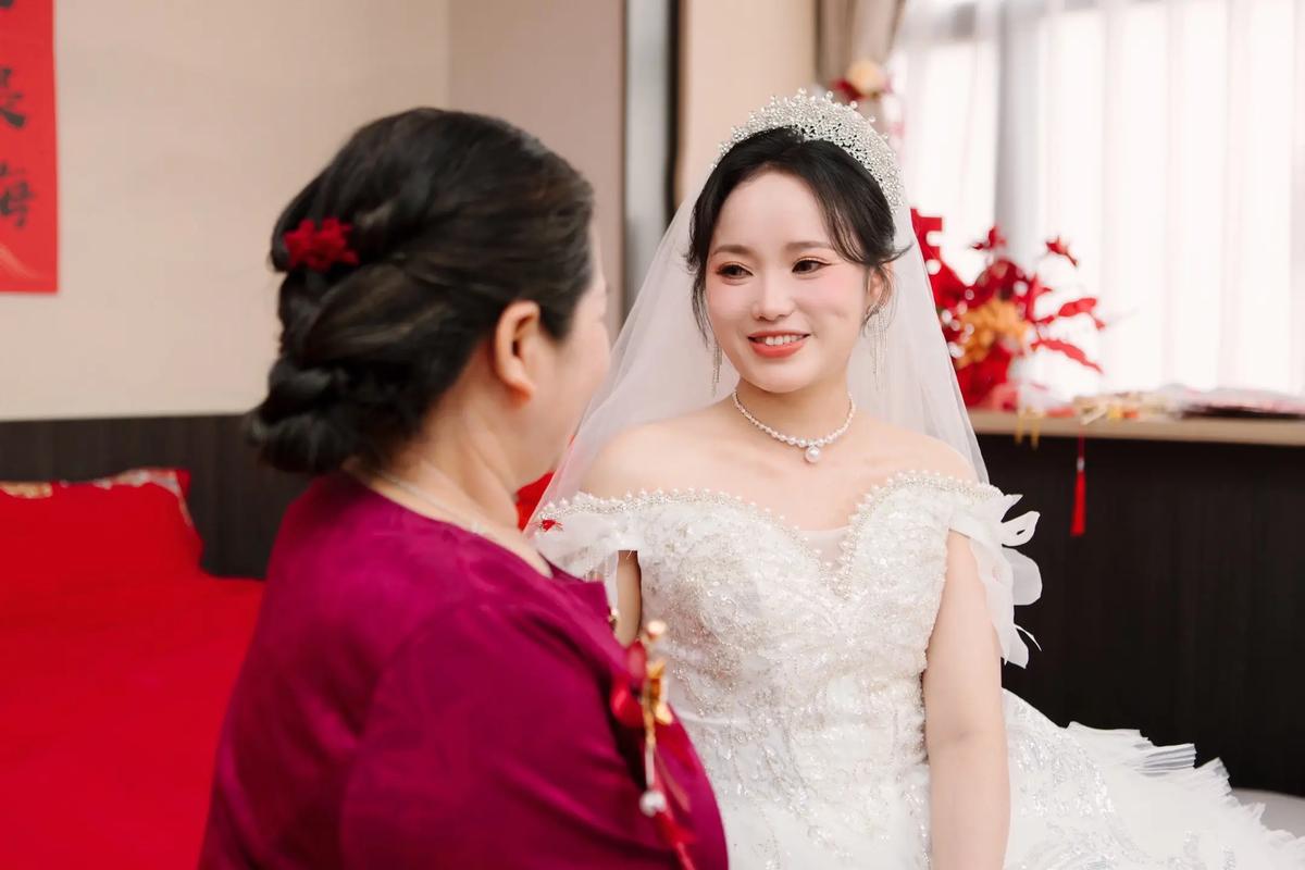 一边看着家人照片一边化妆_翻看旧照，镜中亲情浓