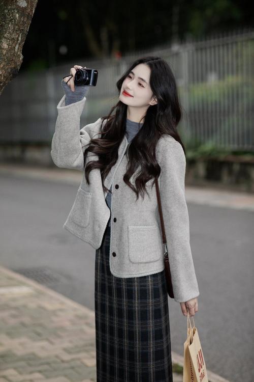 圆脸小个子女生显身材穿搭_小个子圆脸穿搭技巧,穿出高级显气质! 圆脸小个子女生显身材穿搭_小个子圆脸穿搭技巧,穿出高级显气质!