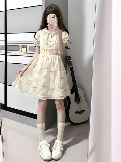 小碎花连衣裙配什么鞋子_小碎花裙配鞋指南，肤色搭对显气质！