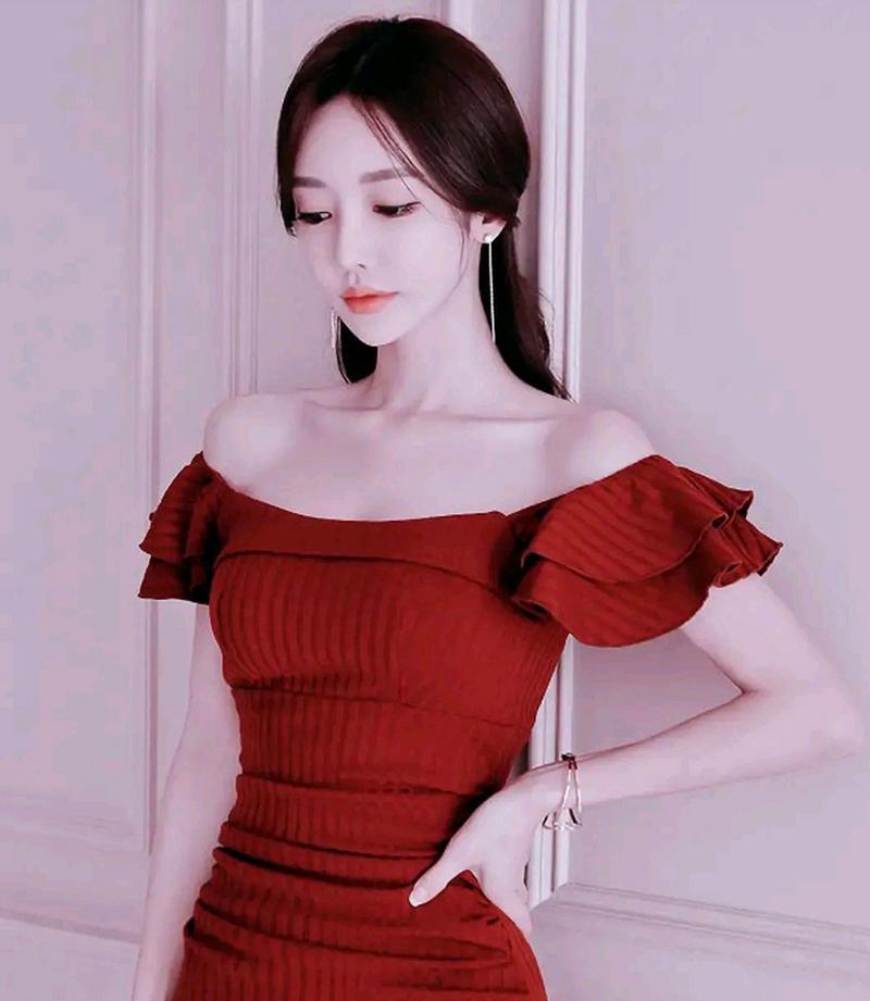 孙允珠红色抹胸日常搭配_孙允珠圣诞红黑撞色辣甜造型惊艳