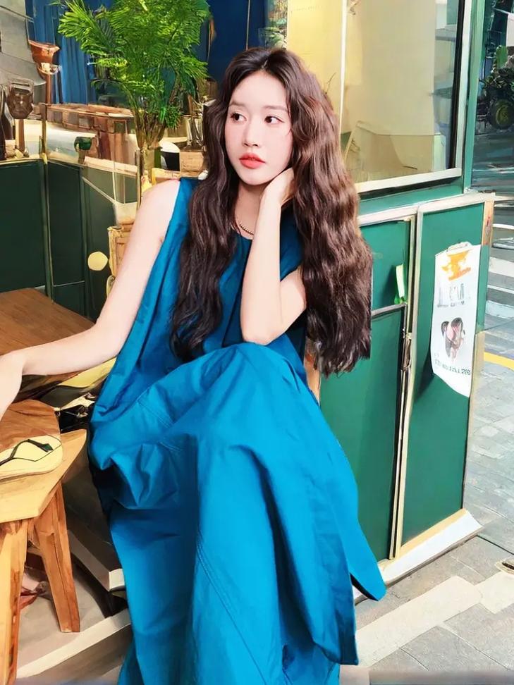 孔雀蓝裙子怎么搭配上衣_孔雀蓝裙子百搭时尚，白黑灰青配，避红，白皙肤色更出彩