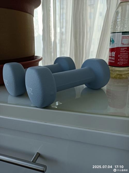 2kg的亚玲有锻炼效果吗_新手女性瘦手臂塑形好帮手，2kg哑铃训练指南