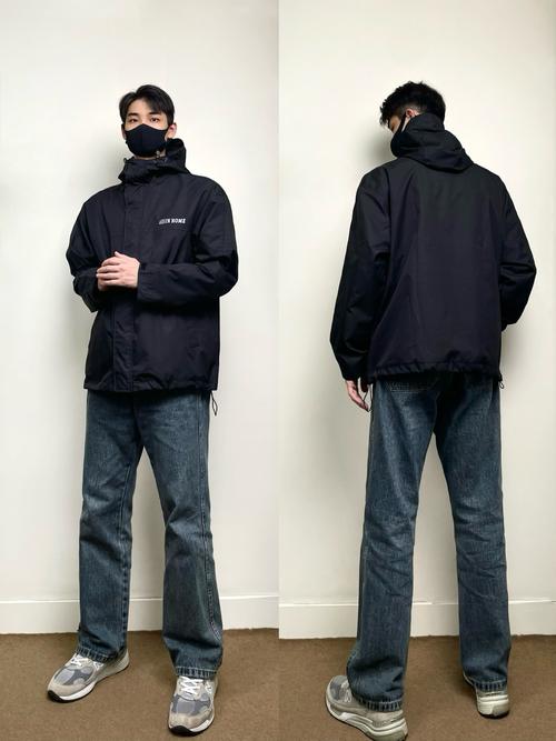 冲锋衣配牛仔裤可以吗_冲锋衣搭牛仔裤，休闲百搭又时尚