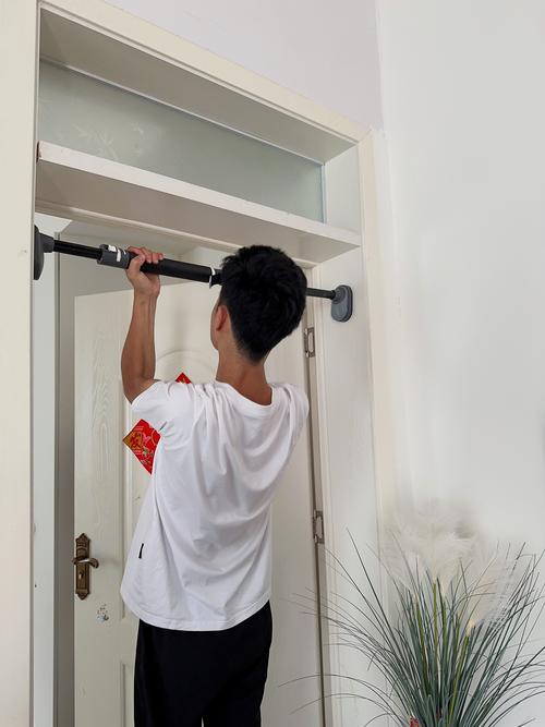 拉单杠的正确方法和姿势_练单杠收腹挺胸，膝盖微曲，热身同步呼吸，量力而行！