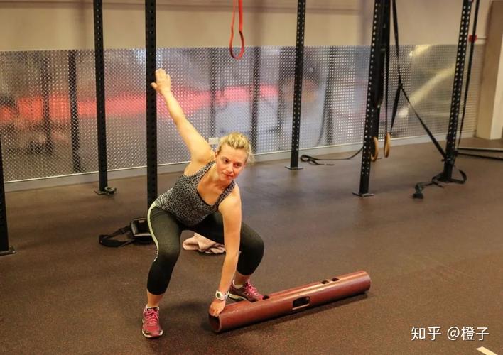 一根炮筒练遍你全身十个经典动作_多功能炮筒锻炼全身力量
