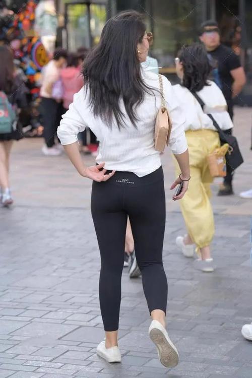 黑衬衫配白色运动裤合适吗_黑衬衫配白运动裤，休闲活力时尚搭