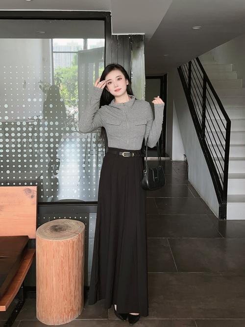 春秋裙子配什么鞋好看_裙子配乐福帆布穆勒，高跟鞋凉鞋短靴，穿出时尚感！