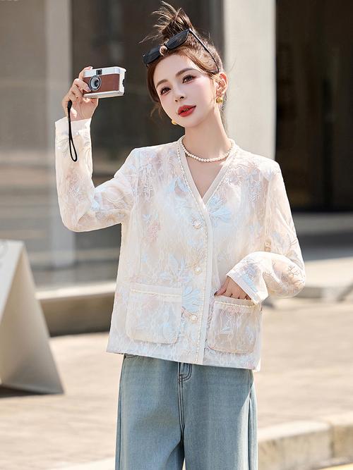 穿v领蕾丝搭配什么外套好看_V领蕾丝连衣裙 百搭时尚显气质