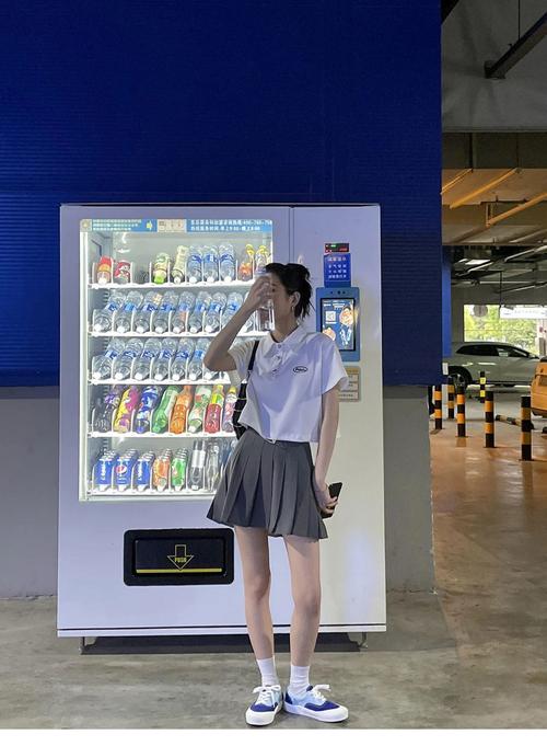 短百褶裙搭配什么鞋子_百褶裙选对材质长度,日常派对皆适宜 短百褶裙搭配什么鞋子_百褶裙选对材质长度,日常派对皆适宜