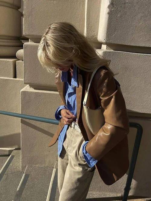 深棕色皮衣下身怎么搭配好看_显气质又百搭,时尚秋季必备! 深棕色皮衣下身怎么搭配好看_显气质又百搭,时尚秋季必备!