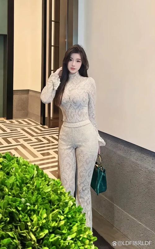 穿蕾丝连体裤配长卷发亮相_林心如穿蕾丝连体裤优雅回潮，气质满分！