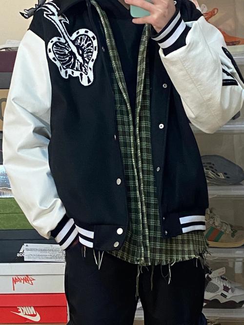 棒球服可以搭配衬衫吗_棒球服配纯色衬衫,简单时尚男女皆宜 棒球服可以搭配衬衫吗_棒球服配纯色衬衫,简单时尚男女皆宜