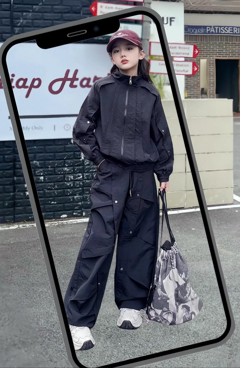 冲锋衣搭配工装裤合适吗_冲锋衣配工装裤，通勤户外两不误