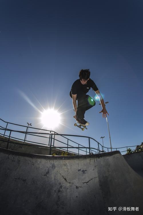 滑板新手入门必练10个动作_掌握基础Ollie，摔跤中进步