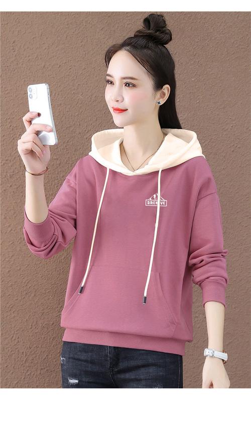 孔雀蓝裤子搭配粉色上衣_孔雀蓝裤子百搭时尚，配白黑粉上衣，细节舒适，展现高级感