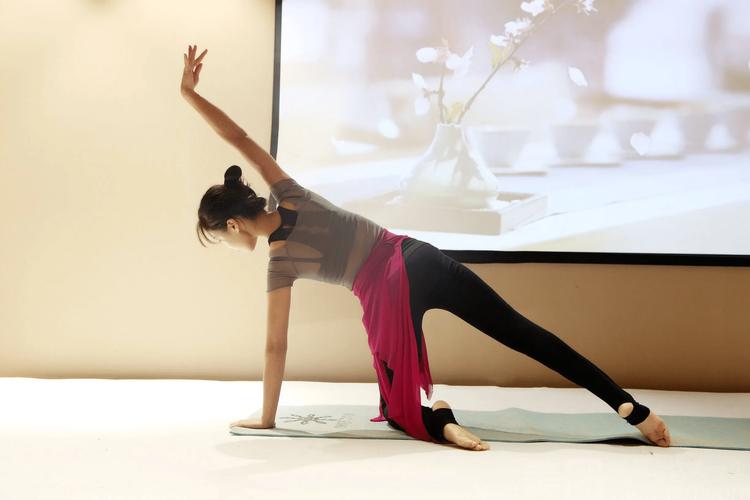 与瑜伽老师的各种高难度动作_坚持练习瑜伽，循序渐进更有效