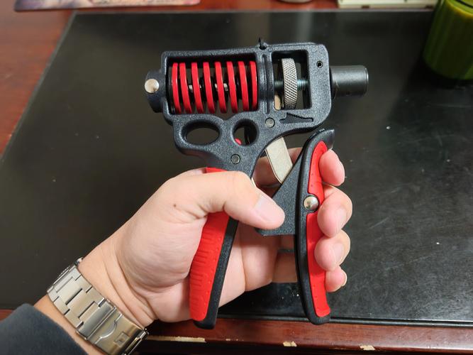 练臂力的器材_家用臂力器，小巧方便练手臂，比哑铃还好用！