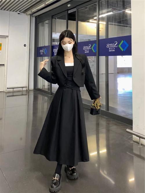 黑裙子配什么腰带_黑裙配腰带，时尚百搭小技巧