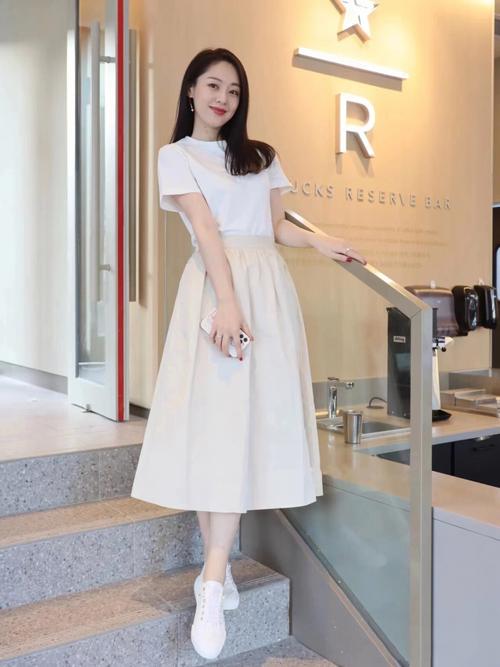 白裙子配什么鞋子好看_白裙搭对鞋，风格大不同！