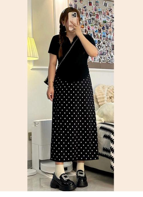 胖人适合穿半身裙还是连衣裙_微胖穿裙选对款，显瘦显高级！