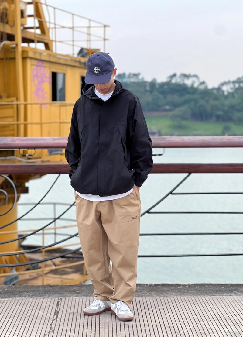 冲锋衣配牛仔裤好看吗_冲锋衣时尚百搭，通勤户外皆可穿