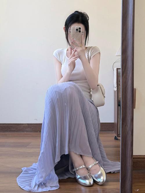 表妹穿长袖衫配百褶裙_百褶裙百搭时尚，尽显优雅与活力