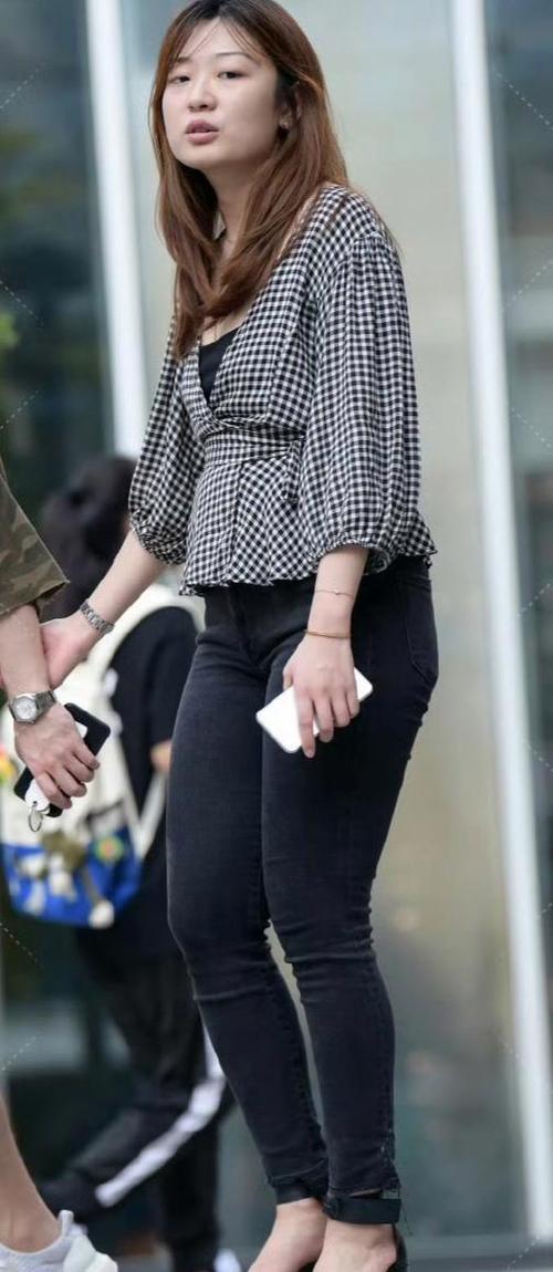 灯笼衬衫配牛仔裤合适吗_灯笼袖衬衫显气质，搭裤裙皆好看！