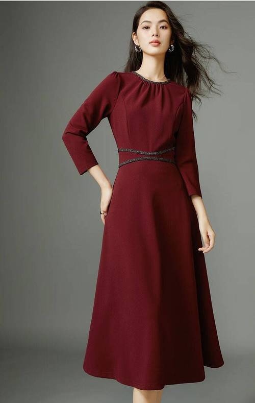 棕红色裙子搭配_棕红裙时尚百搭，配白或中性色上衣，展现稳重活力，配饰增色