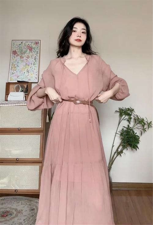 女友粉色长裙我穿什么搭配_肤色身材配，优雅又好看