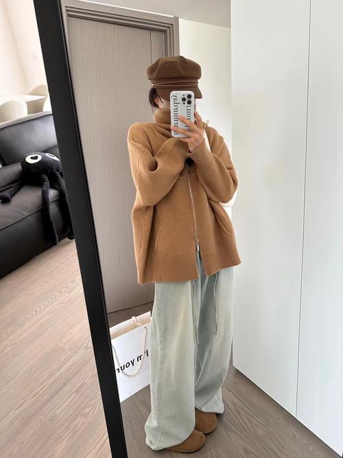 高领拉链开衫毛衣怎么搭配_时尚百搭高领毛衣，春秋换季必备！