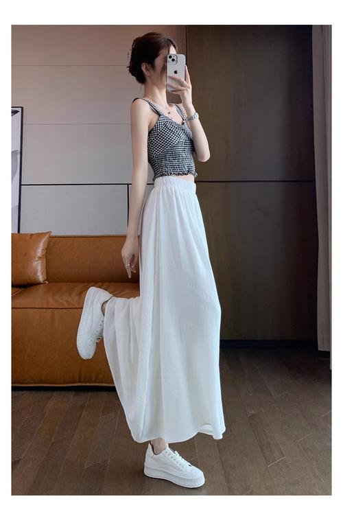 纯白色裙子配什么鞋子_白色裙子配什么鞋？优雅休闲潮流全搞定！