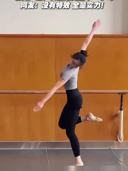 在空中劈叉的舞蹈动作_柔韧协调爆发力大考