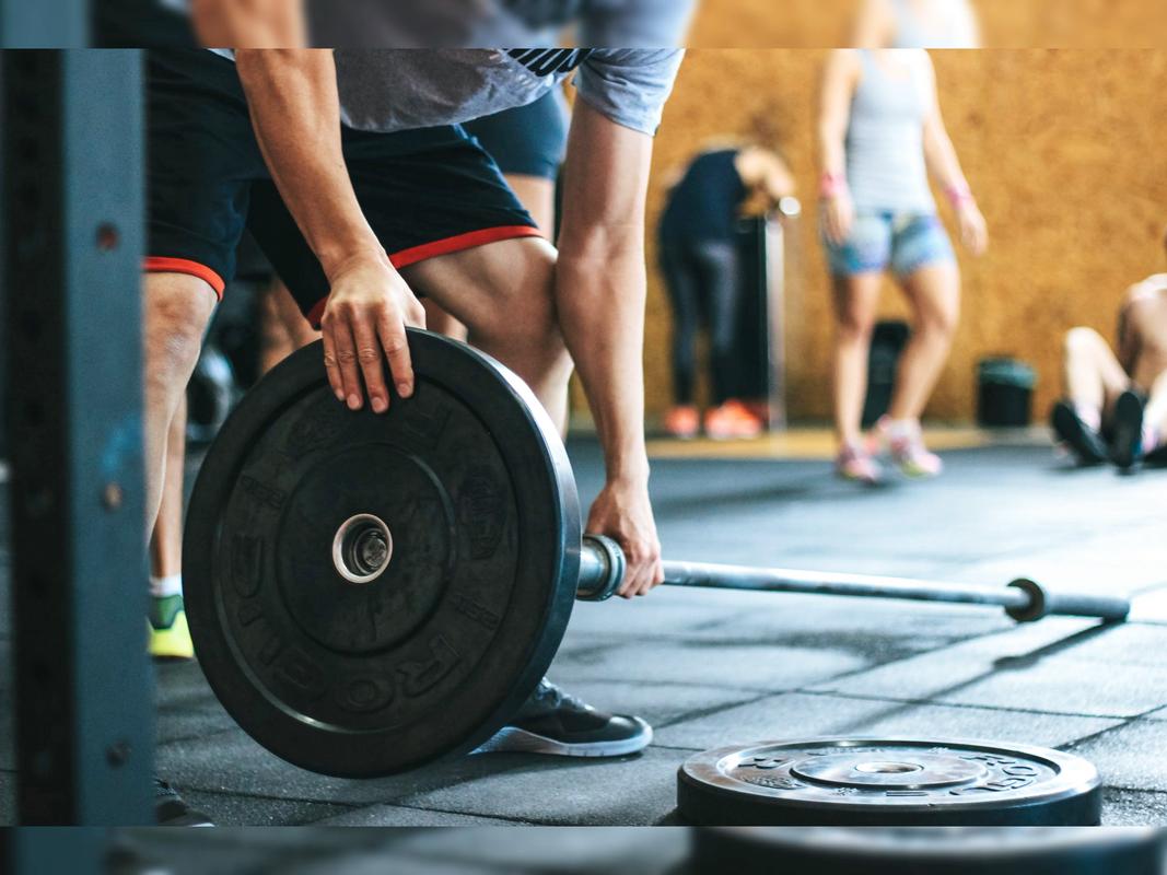 举杠铃正确姿势_安全有效练全身 举杠铃正确姿势_安全有效练全身