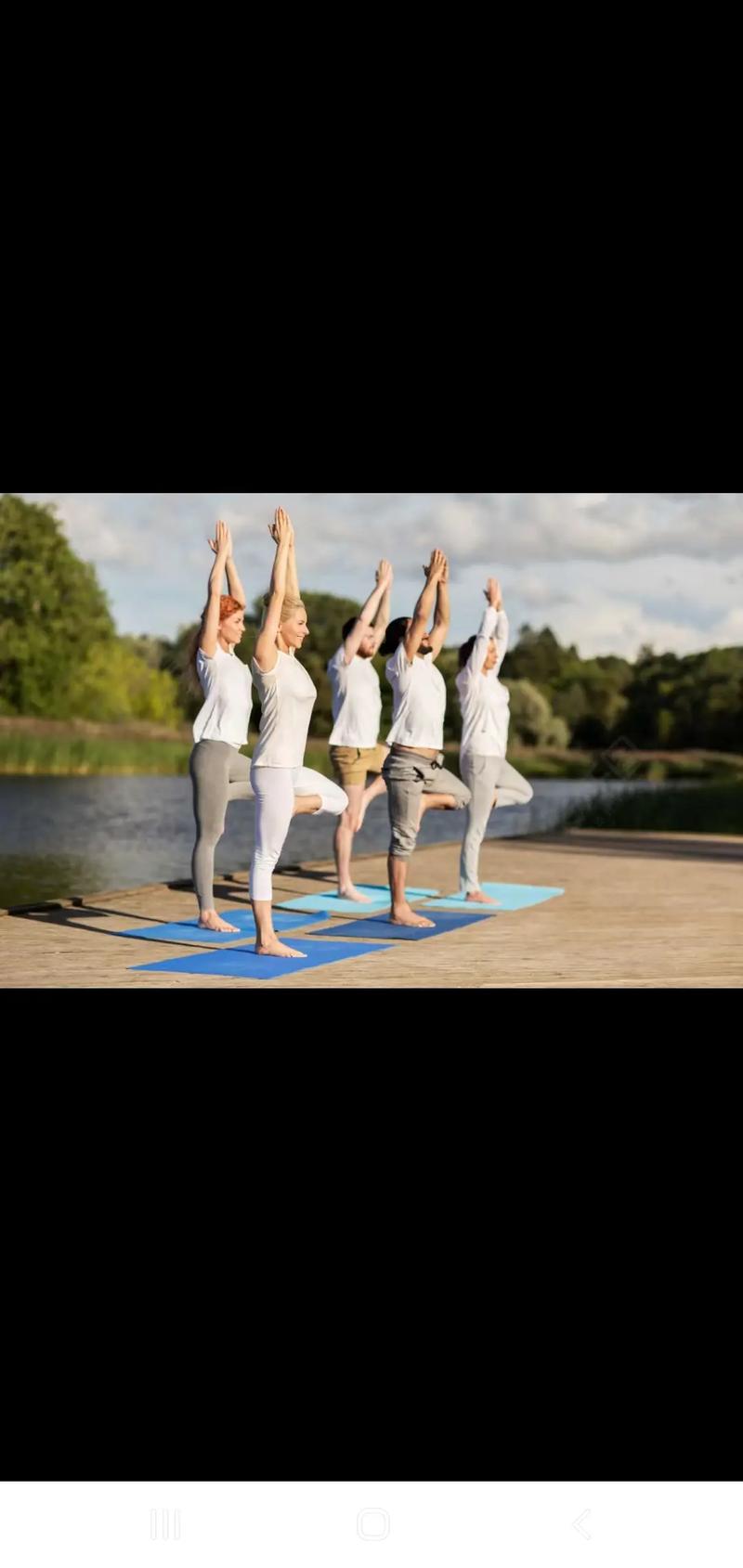 五人瑜伽组合动作造型_伙伴协作，身心同乐