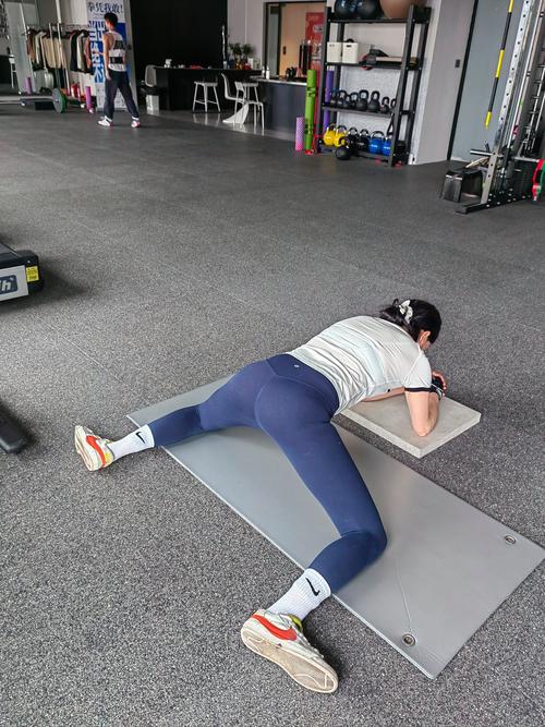 臀大肌训练动作_增强力量改善姿态 臀大肌训练动作_增强力量改善姿态