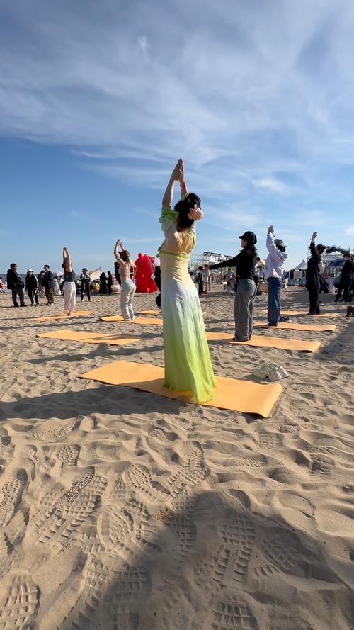 海边瑜伽拍照漂亮动作_海边瑜伽放松身心，舞王式单手鸽王式等你来挑战！