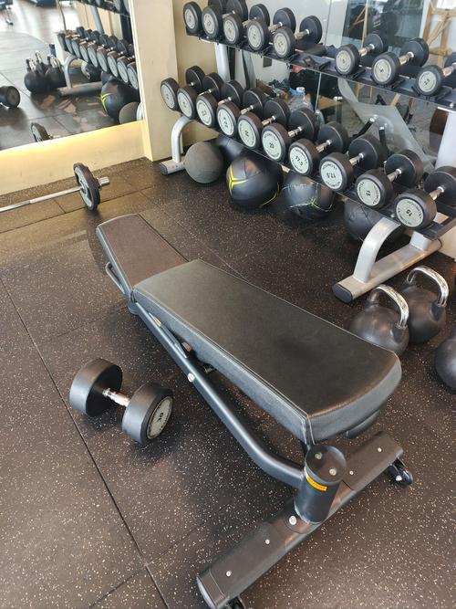 做卧推的器械叫什么_卧推器械练胸肩臂，新手从杠铃开始