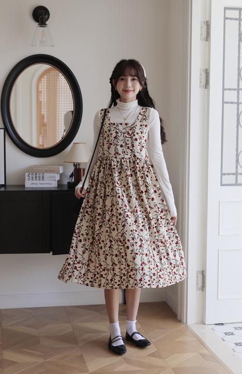 灯芯绒裙子配什么上衣_优雅保暖，时尚百搭