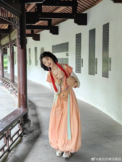 襦裙下面需要配裤子吗_中国古服特点及现代汉服新时尚 襦裙下面需要配裤子吗_中国古服特点及现代汉服新时尚