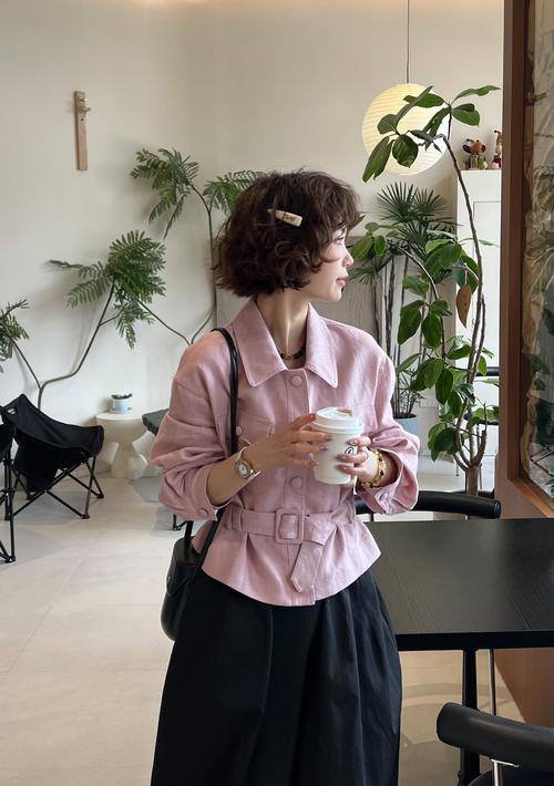 收腰短款上衣的搭配_收腰上衣百搭显瘦,夏日必备! 收腰短款上衣的搭配_收腰上衣百搭显瘦,夏日必备!