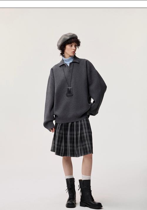 烟灰色毛衣配什么颜色牛仔裙_烟灰毛衣搭牛仔裙，百变时尚