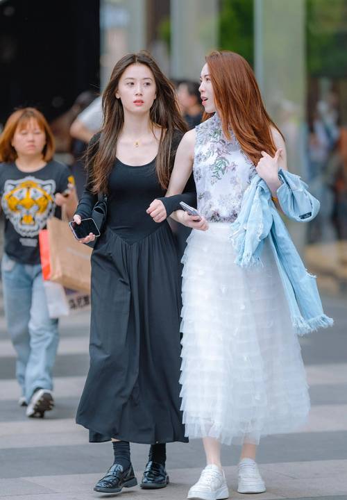 黑长裙配白鞋还是黑鞋_春穿黑长裙，白鞋活力休闲，黑鞋通勤显瘦