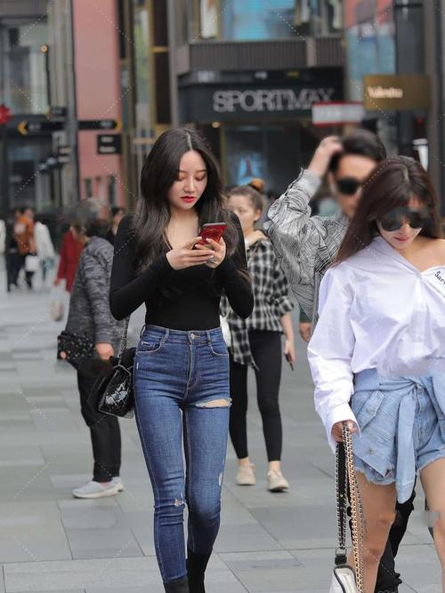 大v领毛衣配破洞牛仔裤_V领毛衣搭破洞裤,显气质又随性 大v领毛衣配破洞牛仔裤_V领毛衣搭破洞裤,显气质又随性