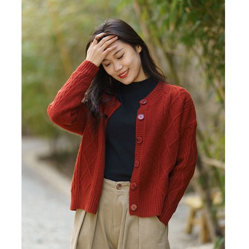 暗红色短款上衣搭配_暗红上衣多风格搭配，气质全有