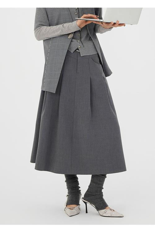 深灰色半身长裙配什么上衣_深灰半身裙多搭配，通勤休闲气质全！